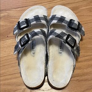 Birkenstock Womens Black & White Plaid Shearling Two-Strap Sandals